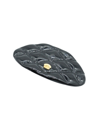 Pasador ovalado con textura acolchada en color negro Oyoné