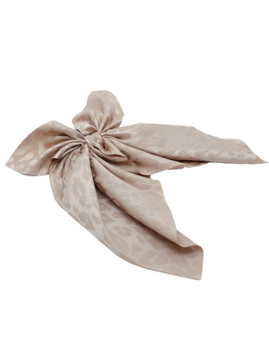 Coletero pañuelo con lazo en tejido satinado en color beige nude y estampado animal print